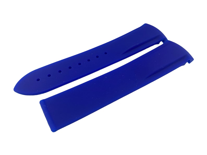 Może przedstawiać: Para niebieskich gumowych pask&oacute;w do zegarka. Paski są przeznaczone do zegarka o szerokości uszek 20 mm.