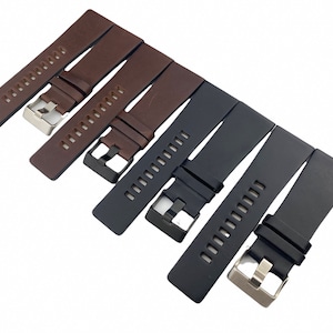 Puede incluir: Cinco correas de reloj en diferentes colores y materiales. Dos correas de cuero marrón, dos correas de caucho negro y una correa de cuero negro.