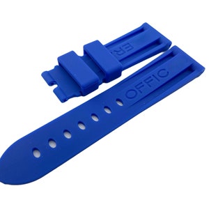 K&ouml;nnte beinhalten: Ein blaues Gummiband f&uuml;r eine Uhr mit dem Wort "OFFIC" auf der einen Seite und "ER" auf der anderen Seite.