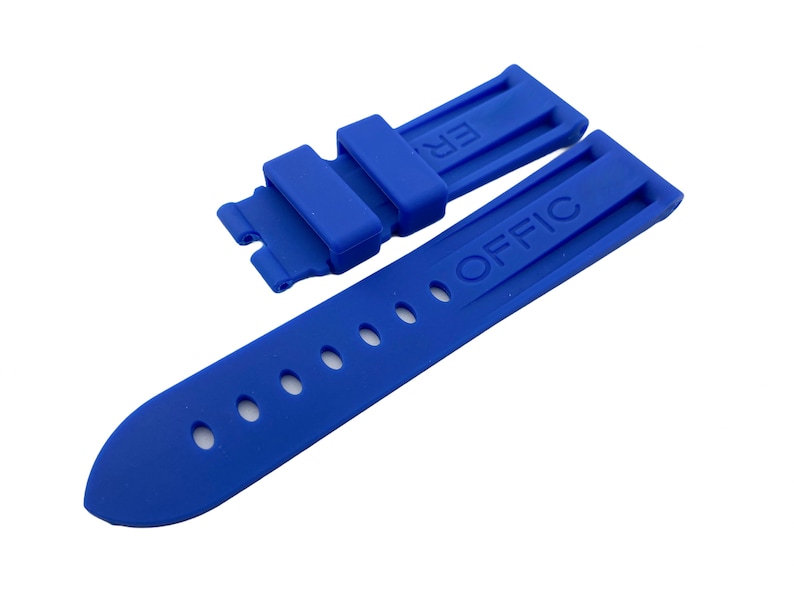 K&ouml;nnte beinhalten: Ein blaues Gummiband f&uuml;r eine Uhr mit dem Wort "OFFIC" auf der einen Seite und "ER" auf der anderen Seite.