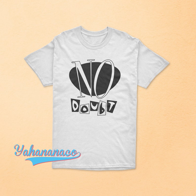 Op de afbeelding: Wit T-shirt met een zwart-witte grafische print van de woorden "NO DOUBT" in een retro stijl.