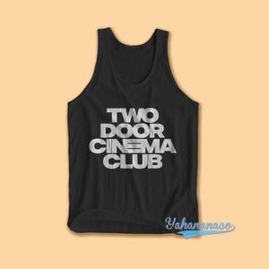 Può includere: Canotta nera con una grafica bianca che dice "TWO DOOR CINEMA CLUB".