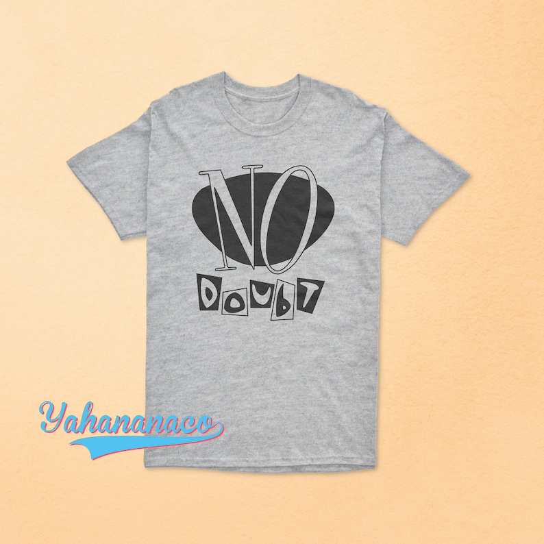 Op de afbeelding: Een grijs T-shirt met een zwarte afbeelding waarop in een retro-lettertype "NO DOUBT" staat.