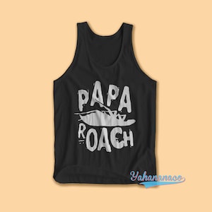 Può includere: Canotta nera con una grafica bianca di uno scarafaggio e il testo "Papa Roach".