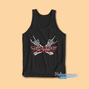 Puede incluir: Camiseta de tirantes negra con un diseño de mano de esqueleto blanco y el texto "Maximum the Hormone" en rojo.