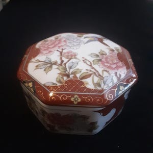 Beautiful porcelain trinket box. Painted with birds and flowers 4cm x7.8cm. Vintage Japanese porcelain keepsake box.