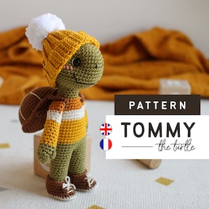 Peut inclure: Patron de crochet pour une tortue verte portant une chemise rayée jaune et blanche, un chapeau jaune avec un pompon blanc et un sac à dos brun. Le patron s'appelle "Tommy la tortue" et est disponible en anglais et en français.