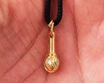 Divinità indù fatta a mano, potente dio Veer Hanuman, ciondolo tribale dorato con arma, ciondolo Hanuman Gada, ciondolo unisex con arma di dio indù