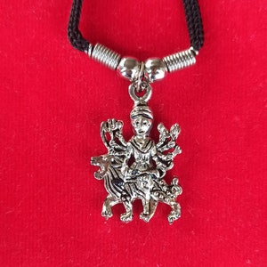 Colgante de diosa hindú Durga Bhavani Maa chapado en plata hecho a mano, collar bohemio tribal, collar de diosa hindú Durga, collar de regalo de la suerte
