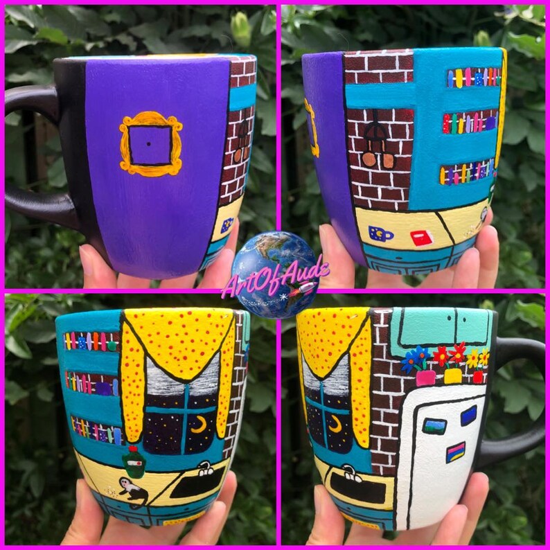 Peut inclure: Une tasse en c&eacute;ramique peinte &agrave; la main repr&eacute;sentant l'int&eacute;rieur de l'appartement embl&eacute;matique de la s&eacute;rie t&eacute;l&eacute;vis&eacute;e "Friends". La tasse pr&eacute;sente un mur violet avec un cadre jaune, un mur bleu avec une biblioth&egrave;que et un mur jaune avec une fen&ecirc;tre et un r&eacute;frig&eacute;rateur.