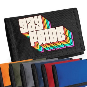 Può includere: Un portafoglio nero con un design arcobaleno "gay pride". Il portafoglio è mostrato con diversi altri portafogli in colori diversi.