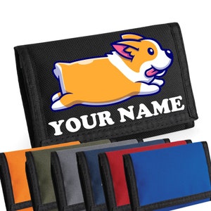 Könnte beinhalten: Eine schwarze dreifach gefaltete Brieftasche mit einem Cartoon-Bild eines laufenden Corgis. Die Brieftasche hat einen weißen Textüberlagerung mit der Aufschrift "YOUR NAME". Die Brieftasche wird mit sechs weiteren Farboptionen gezeigt: Orange, Grün, Grau, Blau, Rot und Königsblau.