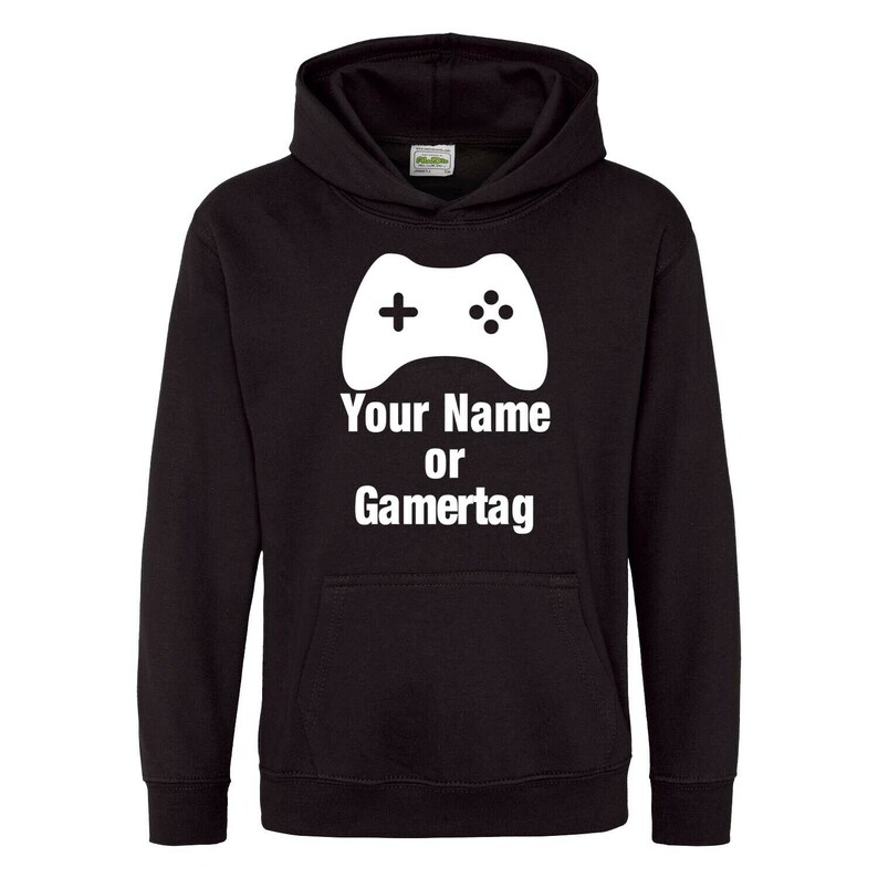 以下が含まれることがあります： 白いビデオゲームコントローラーのグラフィックと「Your Name or Gamertag」というテキストが書かれた黒いフード付きスウェットシャツ。