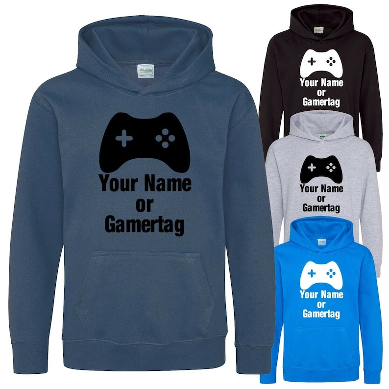 以下が含まれることがあります： 黒いゲームパッドのグラフィックと「Your Name or Gamertag」というテキストが書かれたフード付きスウェットシャツが4枚。スウェットシャツは青、黒、グレー、青です。
