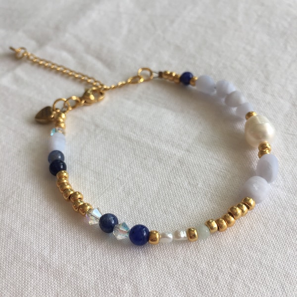 Edelstein Armband mit hellblauem Chalcedon, blauen Sodalith und Süßwasserperlen goldenen Miyuki Perlen als Geschenk Freundin