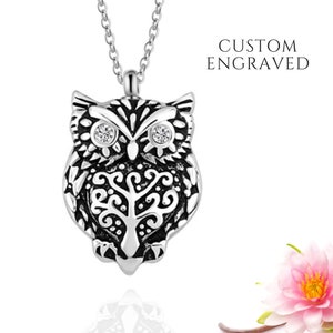 Könnte beinhalten: Silberne Eulen-Anhänger-Kette mit einem Lebensbaum-Design und klaren Kristall-Akzenten. Der Anhänger ist mit den Worten "CUSTOM ENGRAVED" graviert.