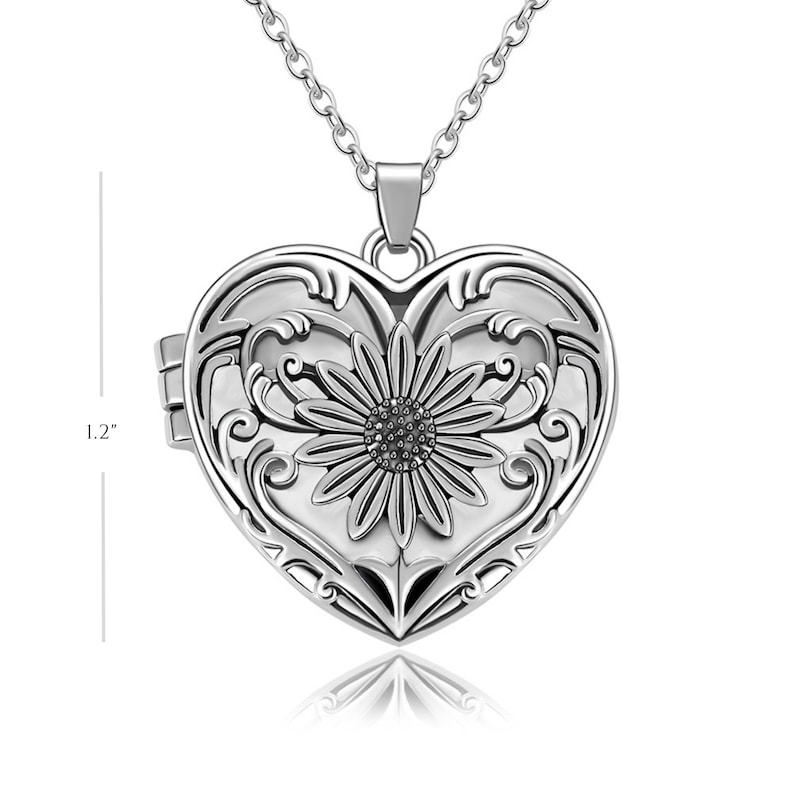 Puede incluir: Collar con dije de coraz&oacute;n de plata con dise&ntilde;o de girasol. El dije tiene un di&aacute;metro de 1,2 pulgadas y presenta un patr&oacute;n floral detallado.