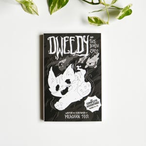 Puede incluir: Un cómic en blanco y negro titulado "Dweedy and the Bush Cats". La portada presenta un gato de dibujos animados con un diseño lúdico. El texto dice "The Complete Adventure! Issues #1-43" y "Written and Illustrated by Meaghan Tosi."