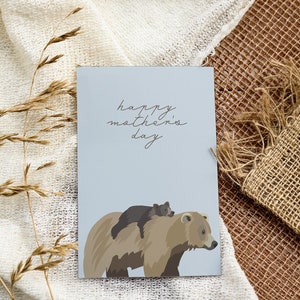 Carte imprimable Happy Mother's Day | Peluche maman ours Cottagecore Design | Carte simple neutre pour les amoureux de la nature | Téléchargement instantané PDF
