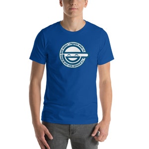 Könnte beinhalten: Ein königsblaues T-Shirt mit einer weißen Grafik eines lächelnden Gesichts mit einer Linie durch den Mund. Der Text um die Grafik lautet: "5. To pretend I was one of those deal-mutes I thought what I'd"