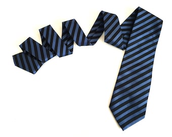 Corbata de hombre Valentino Garavani 100 % seda con rayas azules y negras. Fabricada en Hong Kong.