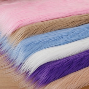 Puede incluir: Un conjunto de seis muestras de tela de piel sintética en varios colores, incluyendo rosa, beige, azul claro, blanco, morado y melocotón. La tela es suave y esponjosa, con una pila larga.