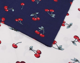 Tissu en coton à imprimé cerises : blanc et bleu, 55 po. de large - mètre carré