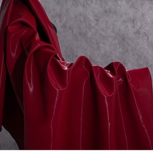 Tissu en cuir bordeaux, PU lavable au fini miroir, similicuir haut de gamme, résistant à l'usure, drapé par mètre