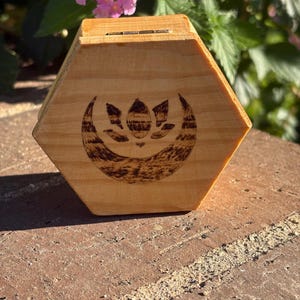 Puede incluir: Un juego de tres tazas de cerámica con un acabado mate moteado. Las tazas son de color crema, gris claro y gris oscuro. Cada taza tiene un diseño simple y minimalista.