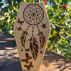 Puede incluir: Un letrero de madera rústica con el texto "Welcome to our home" en letras blancas. El letrero presenta un acabado envejecido y un diseño sencillo y acogedor, ideal para un porche o entrada.