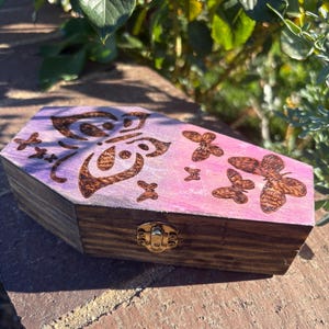 Puede incluir: Un juego de tres cuencos apilables de cerámica en tonos azules, verdes y blancos. Los cuencos presentan un esmalte moteado y un diseño sencillo y moderno. El cuenco más grande tiene aproximadamente 18 cm de diámetro.