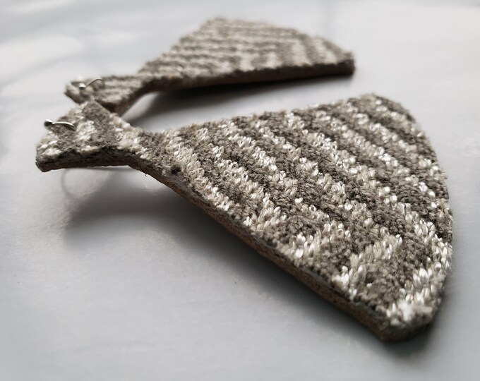 Gray/Off-white Textured Print Leather Funnel-shaped Earrings | Fashion Earrings