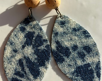 Boucles d'oreilles tendance en forme de feuille en tissu denim | Boucles d'oreilles en tissu faites main en forme de feuille | Boucles d'oreilles tendance en denim | Boucles d'oreilles en jean