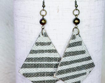 Tela pintada a mano en tonos topo y crema, joyería reciclada, perla artificial de bronce, pendientes bohemios, pendientes ligeros