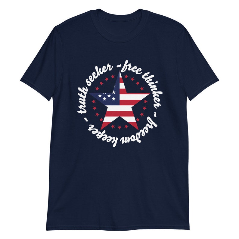 Puede incluir: Camiseta azul marino con un dise&ntilde;o de estrella blanca y el texto "truth seeker - free thinker - freedom keeper" alrededor de la estrella.