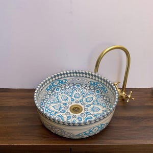 スカイブルーカスタム真鍮シンク - セラミックベッセル洗面台、大理石スタイルのバスルーム洗面台、キッチンやバスルーム用のエレガントなトラバーチンデザイン