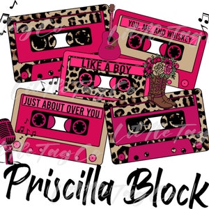 Pode incluir: Um design digital que apresenta uma pilha de fitas cassete rosa e marrom com estampa de leopardo e títulos de músicas que incluem "You, Me, and Whiskey", "Like a Boy" e "Just About Over You". O design também inclui um microfone e o texto "Priscilla Block".