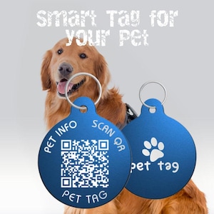 Peut inclure: Un chien golden retriever portant une médaille de chien bleue avec une empreinte de patte et le texte "pet tag". La médaille comporte également un code QR et le texte "pet info" et "scan qr".