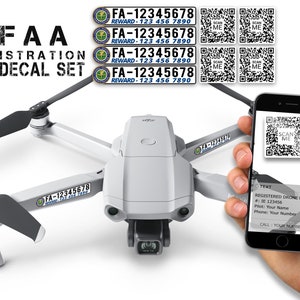 Könnte beinhalten: Eine weiße Drohne mit schwarzen Propellern und einem Aufkleber mit der Aufschrift "FA-12345678" an der Seite. Eine Hand hält ein Smartphone mit einem QR-Code, auf dem "Scan Me" steht, und einer Textnachricht mit der Aufschrift "Registrierter Drohnenpilot #123456".