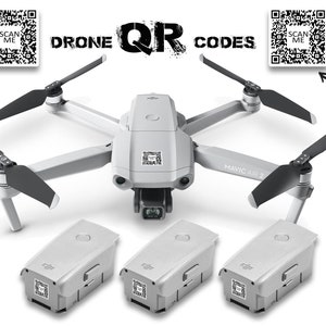 Puede incluir: Un dron Mavic Air 2 gris claro con hélices negras y tres baterías a juego. La imagen incluye el texto "DRONE QR CODES" y "SCAN ME" con códigos QR.