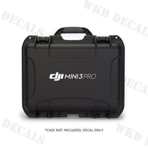 以下が含まれることがあります： 白いDJI Mini 3 Proのステッカーが貼られた黒いハードケース。ステッカーの下に「*CASE NOT INCLUDED, DECAL ONLY」というテキストが印刷されています。