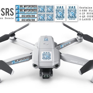 Op de afbeelding: Een grijze Mavic Air 2 drone met zwarte propellers en registratie-stickers. De stickers bevatten QR-codes en contactinformatie. Tekst op de stickers luidt "IRL MYSRSREG" en "UAS". De afbeelding toont ook de tekst "Bevat 2-REG PLATES, 2-IF FOUND PLATES, 4-QR CODED, 2-LARGE QR CODED."