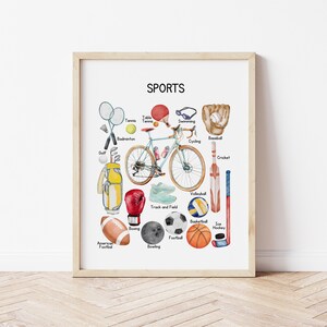 Może przedstawiać: Oprawiony wydruk z akwarelowymi ilustracjami sprzętu sportowego. Słowo "SPORTS" znajduje się na górze. Obraz zawiera przedmioty do tenisa, badmintona, golfa, kolarstwa, baseballu, piłki nożnej, koszykówki i innych. Grafika jest na białym tle.