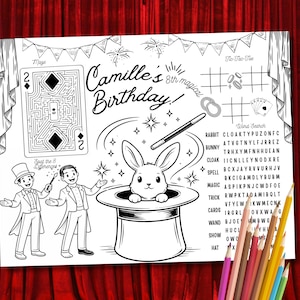 Könnte beinhalten: Schwarz-Weiß-Malvorlage mit einem magischen Thema. Enthält einen Zauberer, einen Hasen in einem Hut, Spielkarten und den Text "Camille's 8th magical Birthday!". Enthält ein Labyrinth, Tic-Tac-Toe und eine Wortsuche.