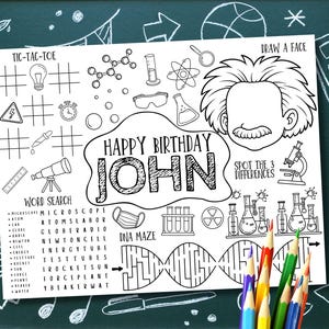 Può includere: Foglio di attività a tema scientifico in bianco e nero con la scritta "Happy Birthday John". Include tris, ricerca di parole, un labirinto del DNA e un'attività di disegno. Matite colorate nell'angolo in basso a destra.