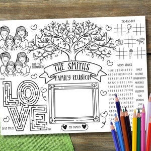 Könnte beinhalten: Schwarz-weiß-Familientreffen-Aktivitätsblatt mit einer Baumgrafik, einem Labyrinth und Tic-Tac-Toe. Enthält den Text "The Smiths Family Reunion", eine Wortsuche und Platz für ein Foto. Buntstifte befinden sich in der unteren rechten Ecke.