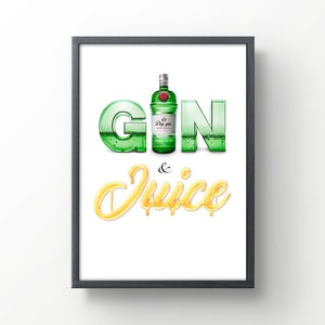 Op de afbeelding: Een ingelijst print met een witte achtergrond en de tekst "Gin & Juice" in groene en gele letters. Een fles gin is te zien in het midden van de print.