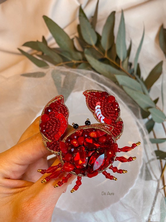 ビーズのカニのブローチ、海のカニのピン、彼女への贈り物、刺繍の金の