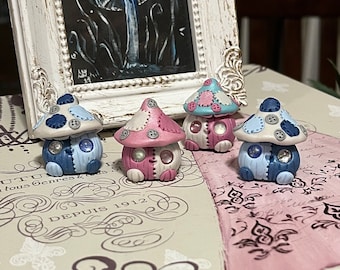 Puede incluir: Cuatro figuritas hechas a mano con forma de hongo con diferentes acentos de color. Las figuritas están hechas de arcilla polimérica y tienen una estética caprichosa de cuento de hadas.