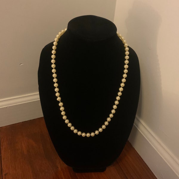 Vintage Jewelry Faux Light Gold Pearl Knotted Necklace 24 inch Matinee Length Spring Ring Closure Girls Dress Up Costume Lightweight